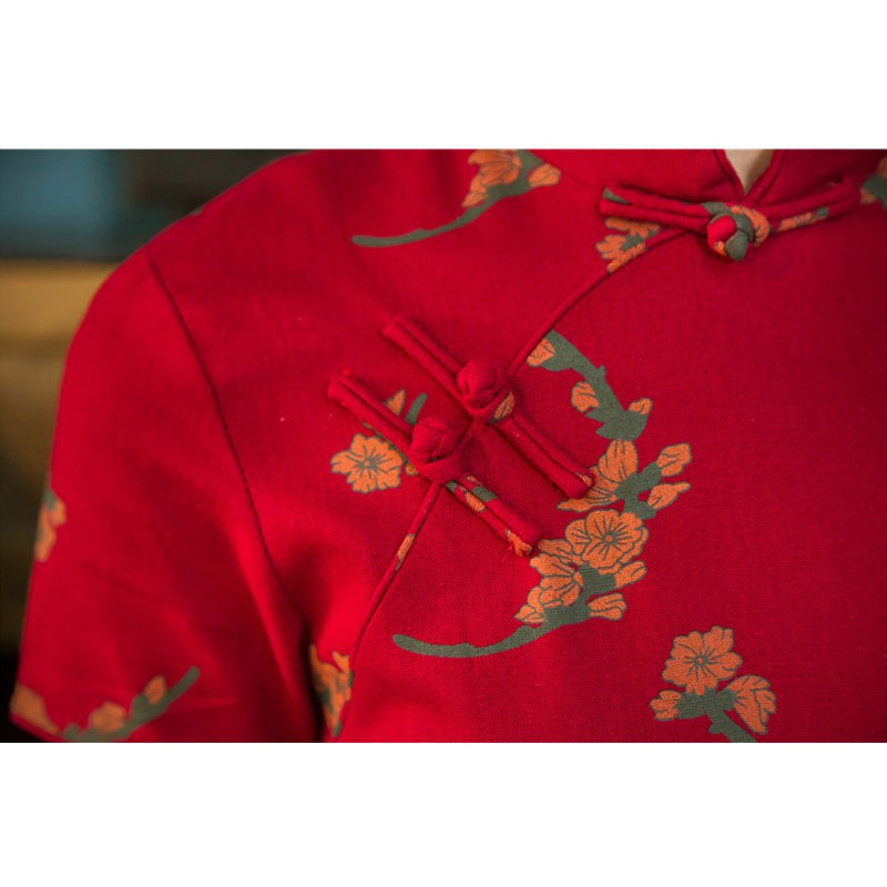 Sườn xám đỏ in hoa mai phong cách retro