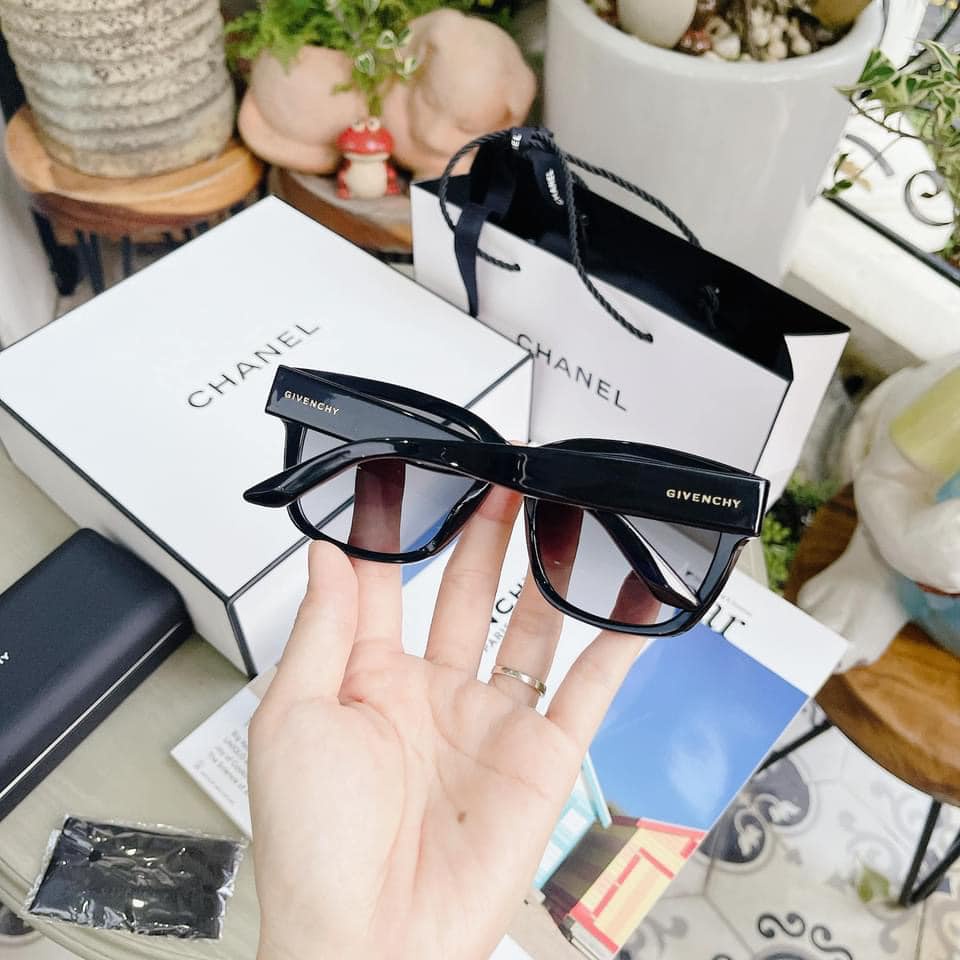 Kính Mát Givenchy GV7211/G/S 8079O dáng vuông gọng đen