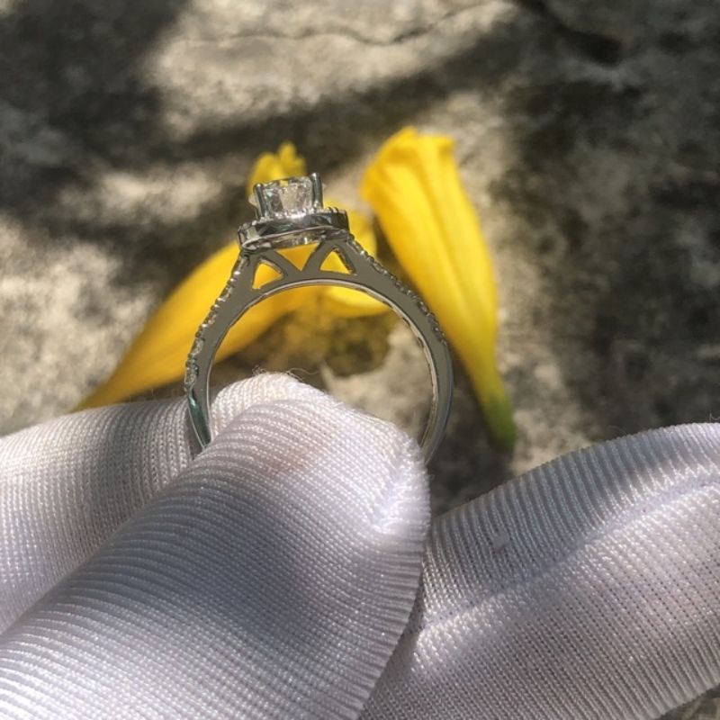 Nhẫn Moissanite: Viên chủ Moissanite 5,4ly, viên tấm Moissanite 2ly; Bạc mạ bạch kim