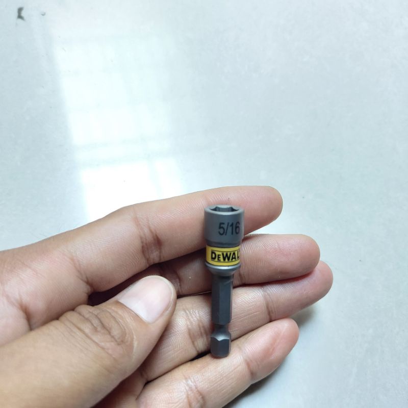 Đầu chụp đầu bắn tôn DeWalt 5/16 chuôi lục giác chất liệu thép xịn