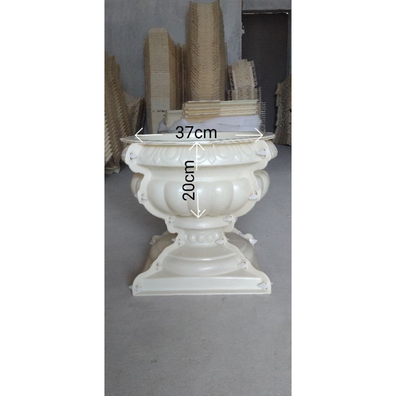 Khuôn đúc chậu cảnh hình ly chân vuông rộng 47 cao 40 cm