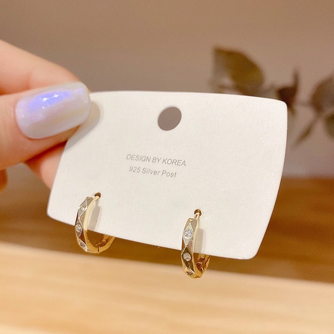 Hoa tai đính đá zircon lấp lánh phong cách Hàn Quốc sành điệu