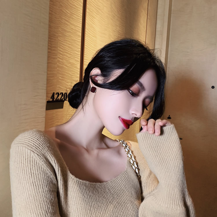 Bông tai hình vuông màu đỏ rượu phong cách Hàn Quốc cho nữ