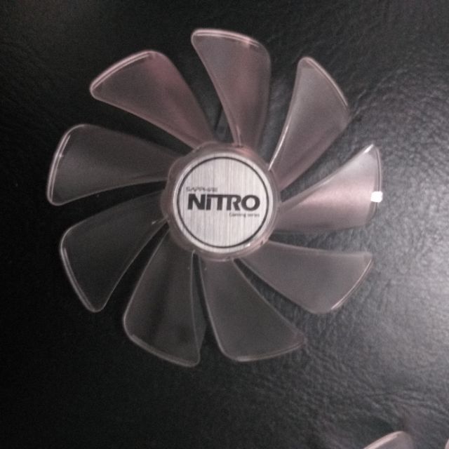 Một fan quạt Saphire Nitro Special Rx