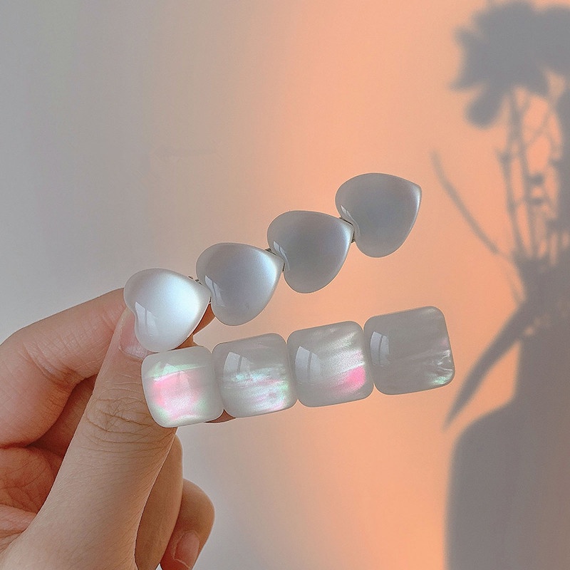 Kẹp tóc màu trắng phong cách mùa hè