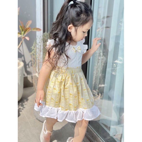 Yếm vàng Lennco buộc nơ sau cho bé gái