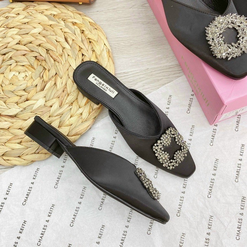 Guốc satin mũi khoá đá vuông gót 2cm