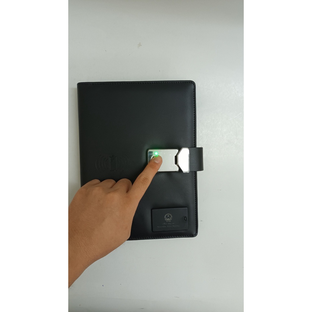 SỔ CÔNG NGHỆ TÍCH HỢP VÂN TAY BẢO MẬT, SẠC DỰ PHÒNG 10.000MAH, USB 16GB, HỖ TRỢ SẠC KHÔNG DÂY. LÀM LED SÁNG TÊN RIÊNG.