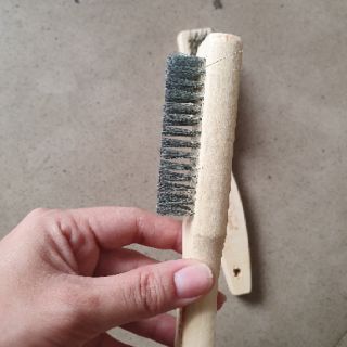 Bàn chải sắt cán gỗ