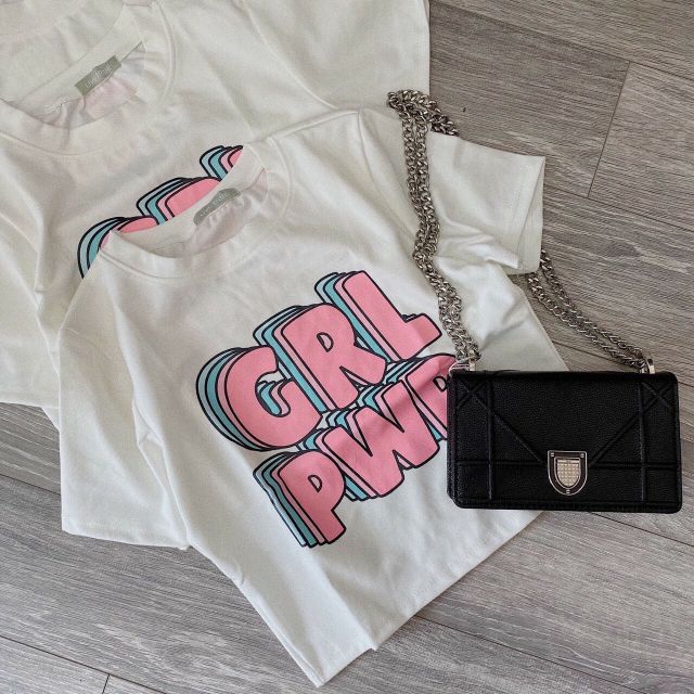 Áo croptop lụa chữ hồng siêu xinh