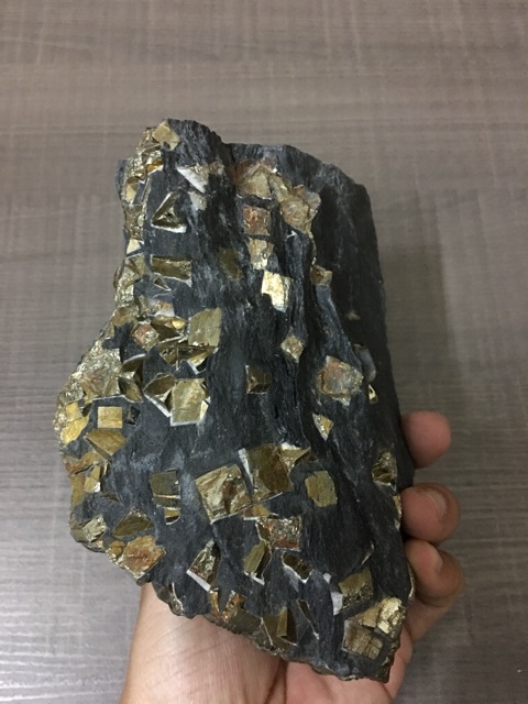 Đá vàng găm tự nhiên