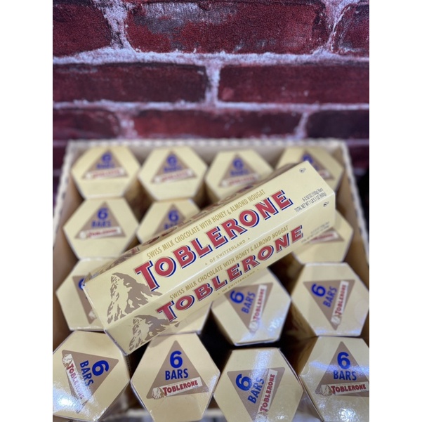 Socola sữa mật và hạnh nhân Toblerone