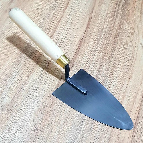 Bay Xây Tam Giác (dụng cụ thi công xây dựng) Lưỡi Thép Cán Gỗ 33x10cm