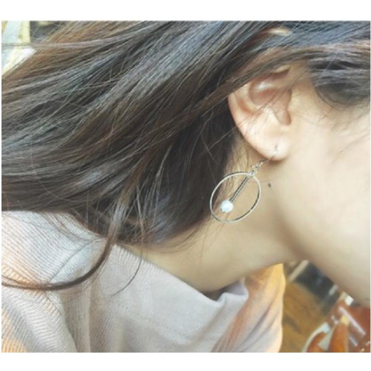 Bông tai nữ hình tròn phối hạt  bên trong phong cách cá tính