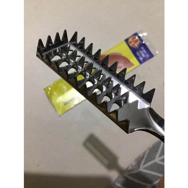 Dụng cụ đánh vảy cá bằng inox - dụng cụ lóc vảy cá