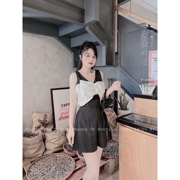 Jumpsuits đen ngực phối nơ trắng