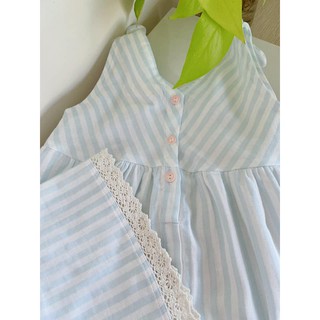 Áo váy đầm bé gái vải xô muslin cotton linen sọc xanh dương mùa hè sát nách nơ vai cài nút cổ V ren gấu lai 12kg - 22kg