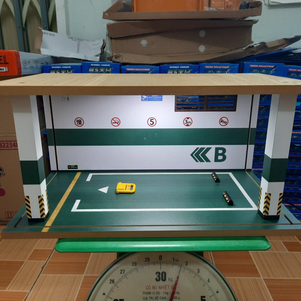 Mô hình bãi đỗ 1 xe ô tô tỉ lệ 1:18 bằng gỗ có đèn chiếu sáng đồ chơi trẻ em hoặc trưng bày