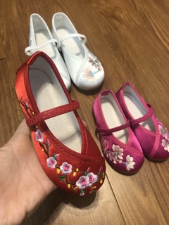 Giày thêu cho bé mang tết