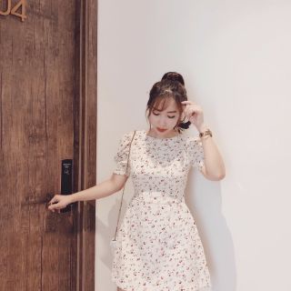 Đầm hoa nhí tay phồng cột eo