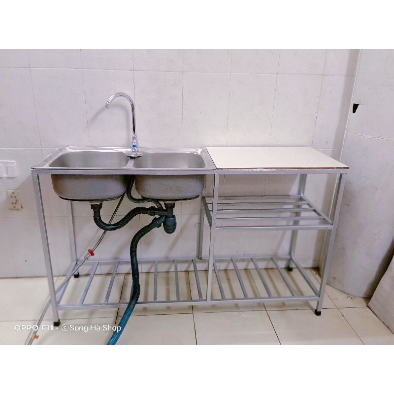 Chậu rửa bát 2 hố có bàn và giá đỡ sắt mạ kẽm sơn đen.