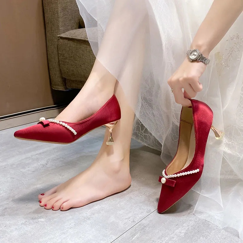 Giày cao gót mũi nhọn trang trí ngọc trai giả phong cách Pháp sành điệu