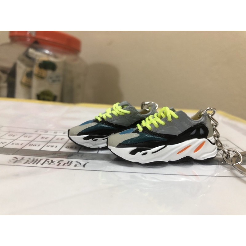 Móc khoá giầy sneaker Yeezy700 3D tỉ lệ 1:6