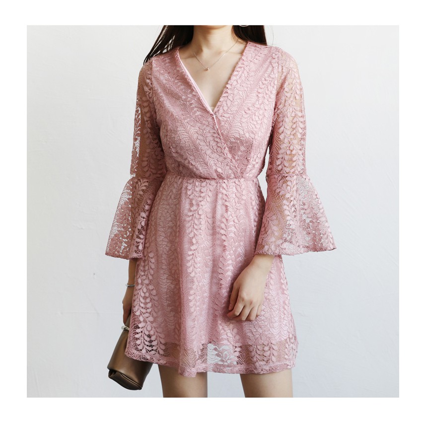 Váy ren cổ V tay xòe