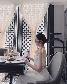 Áo lụa lệch vai