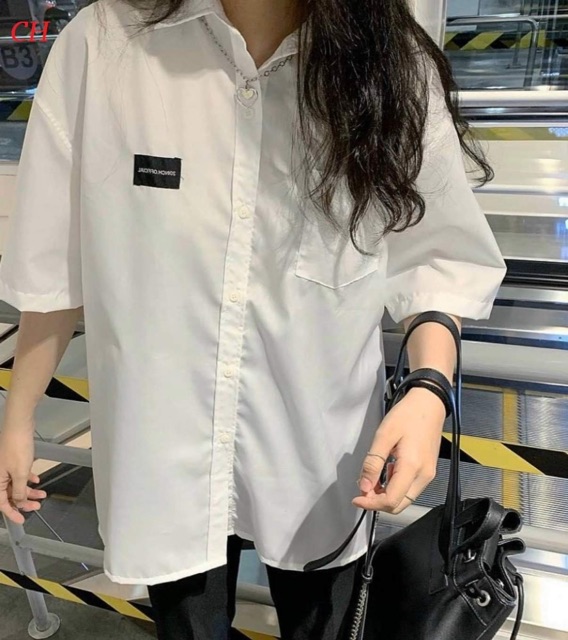 Áo sơ mi lô gô chữ Nhật đen in chữ