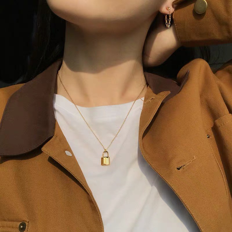 Dây chuyền thép mạ vàng 18K khắc chữ V khóa nhỏ phong cách tối giản