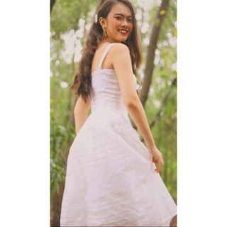 Đầm trắng hai dây dáng xoè