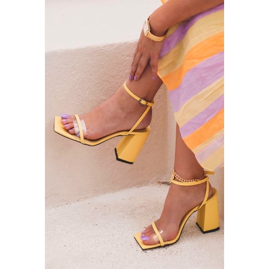 Sandal gót vuông màu vàng quai trong cao 9cm