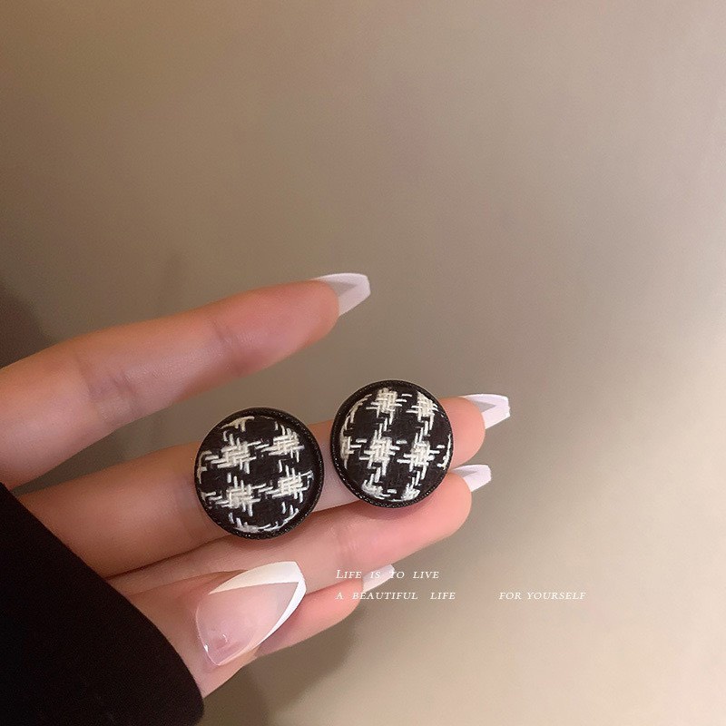 Bông Tai Trắng Đen Sang Trọng Quý Phái Phong Cách Hàn Quốc Dobi B1