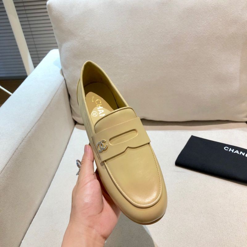 Giày lười loafer nữ da thật mũi tròn quai gắn logo CC 𝘾𝙝𝙖𝙣𝙚𝙡