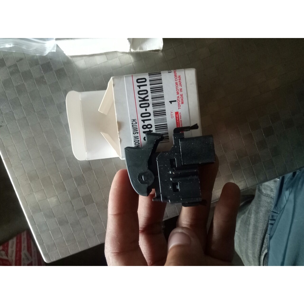Công tắc lên kính đơn Toyota Innova, Fortuner, Hilux