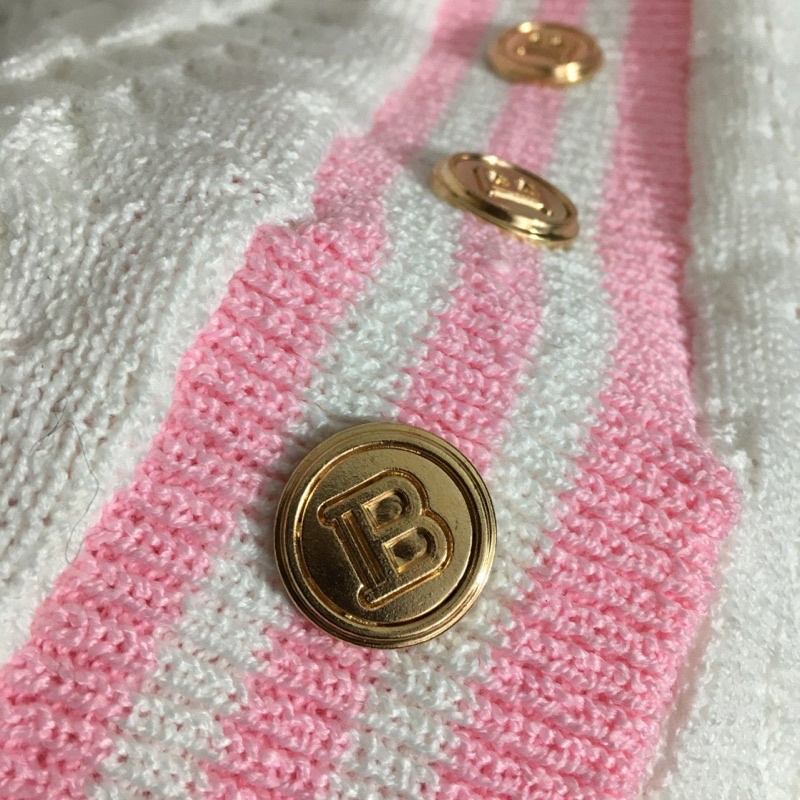 Set trang phục len cho nữ thương hiệu Balmain gồm áo len ba lỗ croptop và chân váy len dài ôm