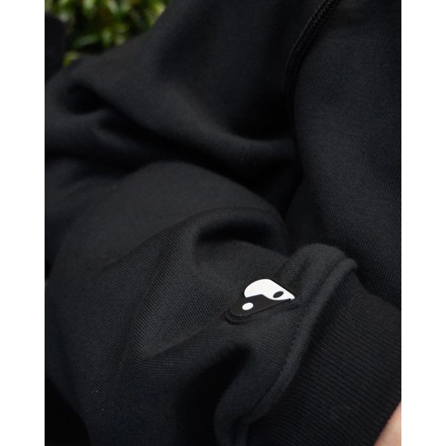 ÁO ZIPPED HOODIE UNISEX CUDDLE/SWEETIE PIE COLLECTION - 5th BITE màu đen chữ trắng hình in nổi