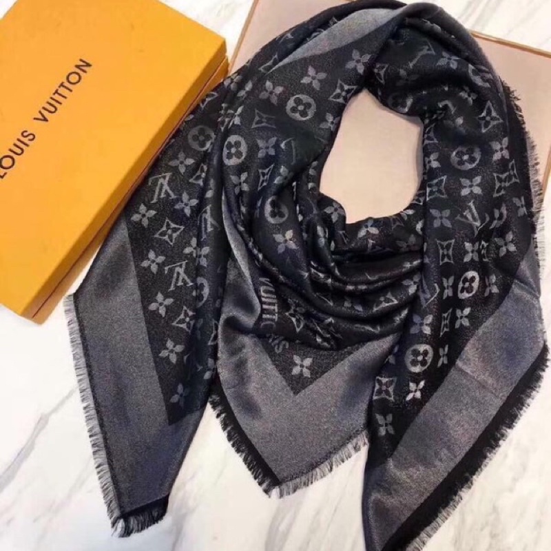 KHĂN CHOÀNG CỔ LV ĐEN ÁNH KIM SPF