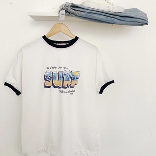 Áo thun viền cổ đen in chữ Surf