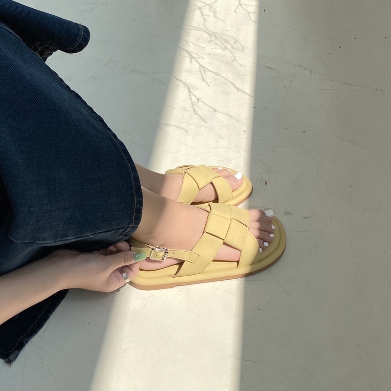 Giày sandals đan chéo có quai sau