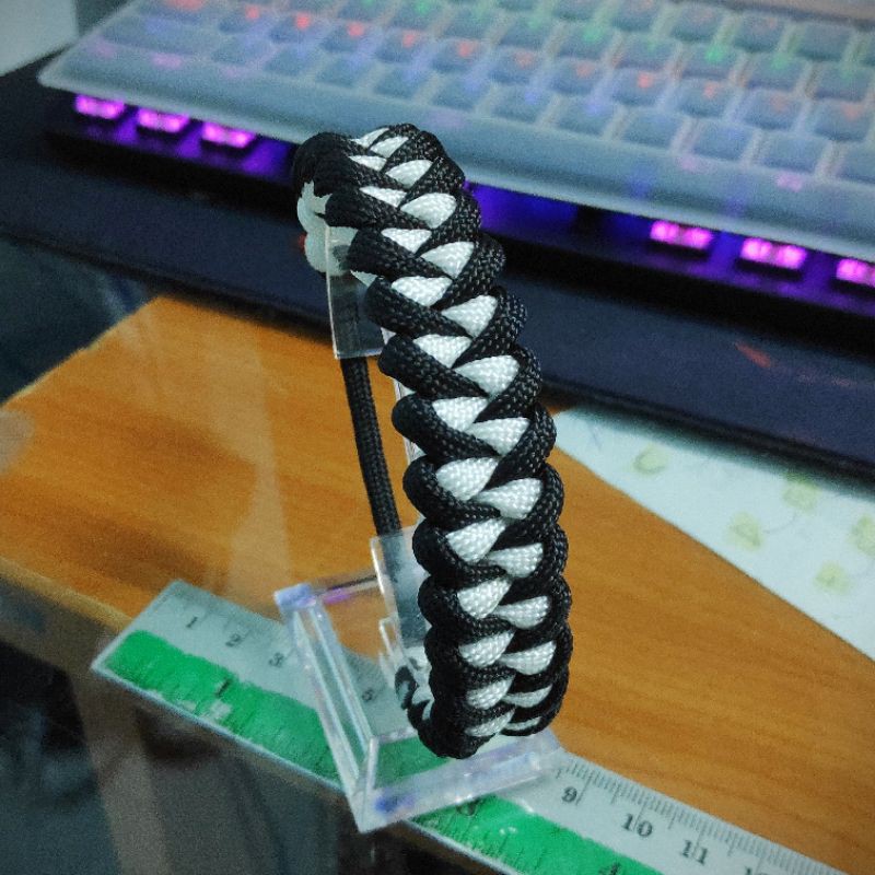 Vòng Paracord (nhận đổi màu dây) Đen Trắng Shark Jaw Bones