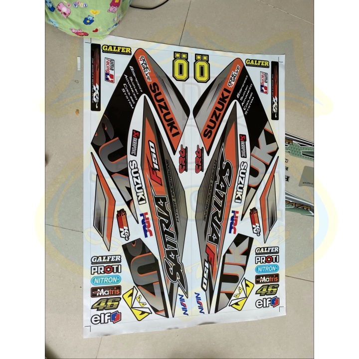 ( Quí khách vui lòng mang ra tiệm cho thợ dán ) Tem satria xang cơ cam đen