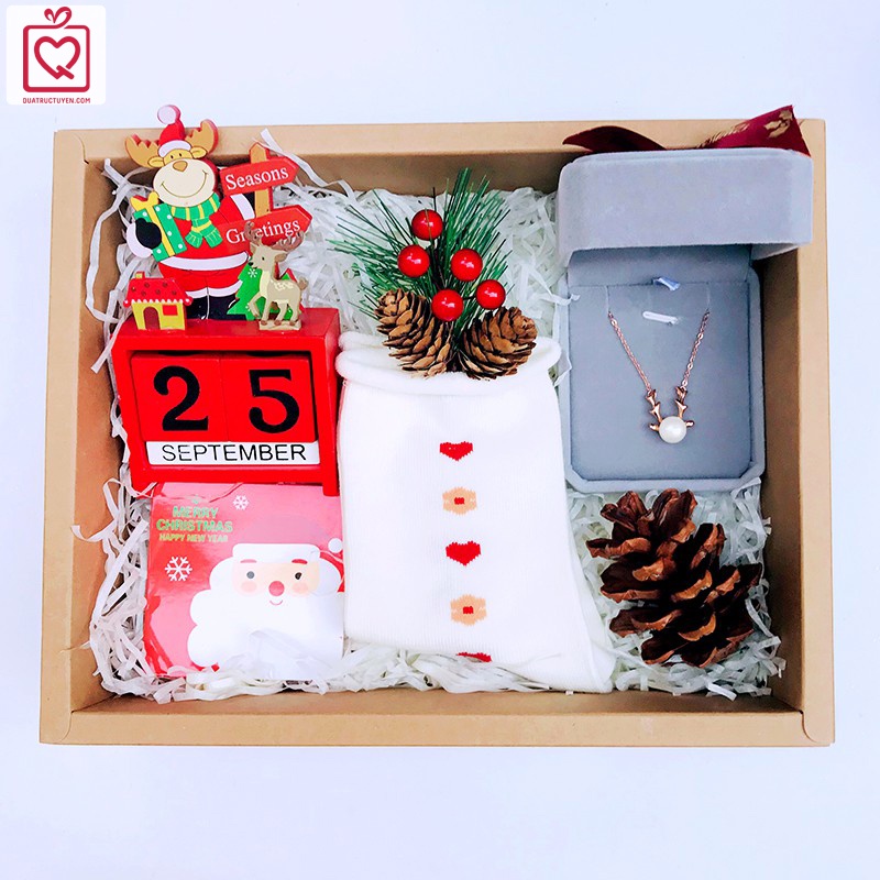 Quà tặng giáng sinh Adorable Christmas - Luv49 gồm dây chuền, lịch gỗ, tất noel nữ, cành thông cherry, thiệp giáng sinh