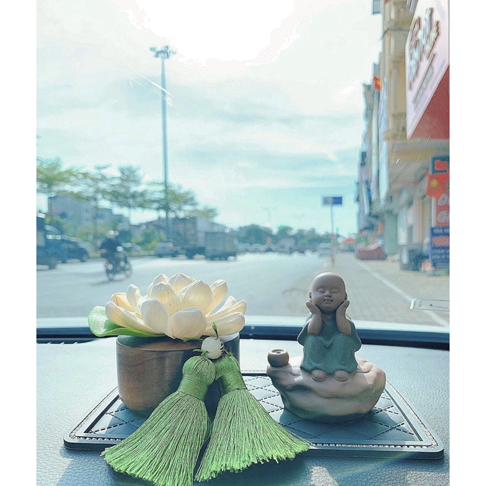 Phụ Kiện Trang tri xe hơi : TƯỢNG PHẬT BÊN LIÊN HOA