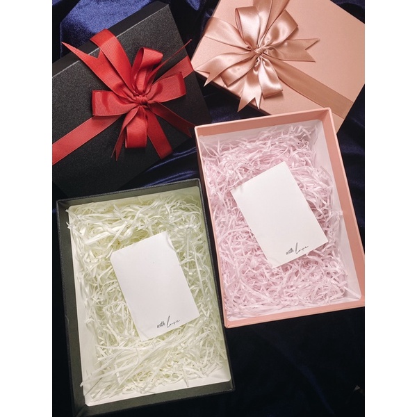 Hộp quà tặng đẹp chất liệu cứng câp, lót giấy vụn kèm thiệp trắng ghi lời chúc, kích thước 21x15x10cm, màu đỏ và hồng