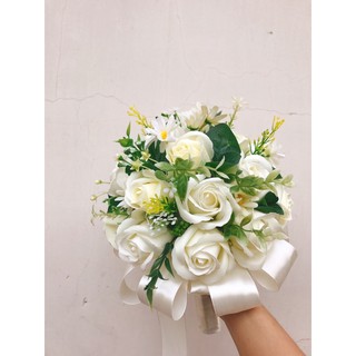 HOA CƯỚI CẦM TAY CÔ DÂU HOA HỒNG MÀU KEM MÀU TRẮNG ĐIỂM LÁ XANH THÍCH HỢP CHỤP ẢNH CƯỚI