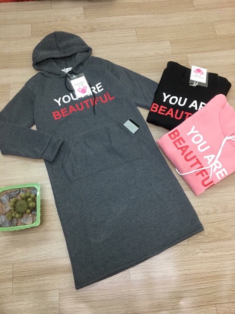 Váy nỉ mũ in chữ