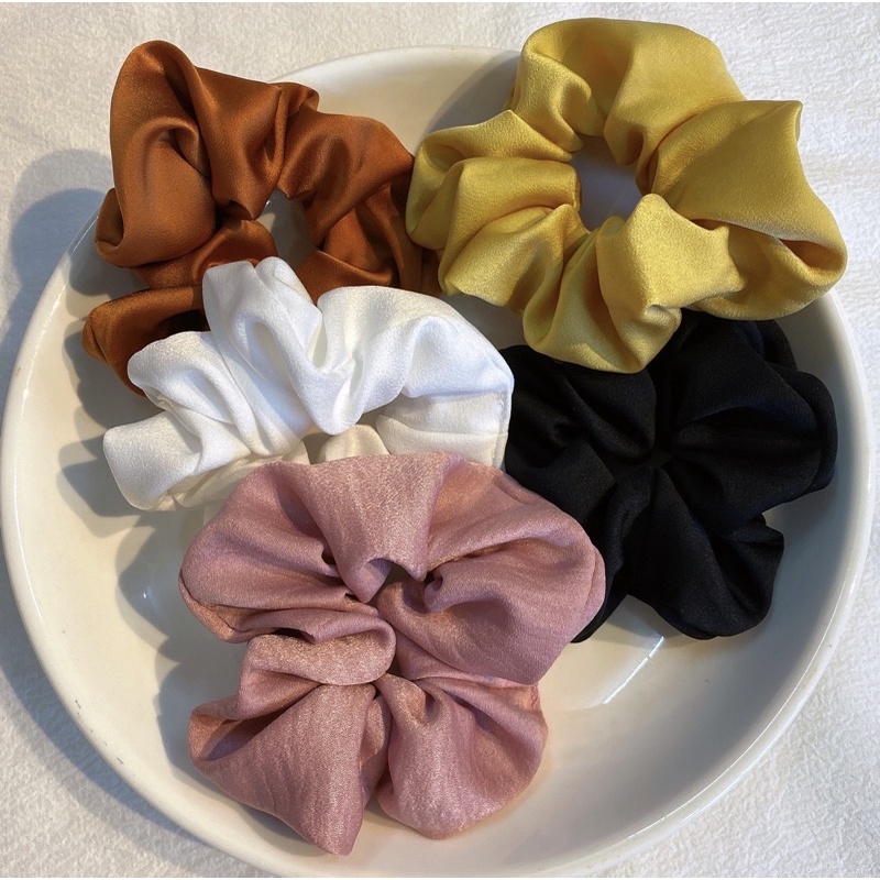 scrunchies cột tóc phi bóng màu ngẫu nhiên.