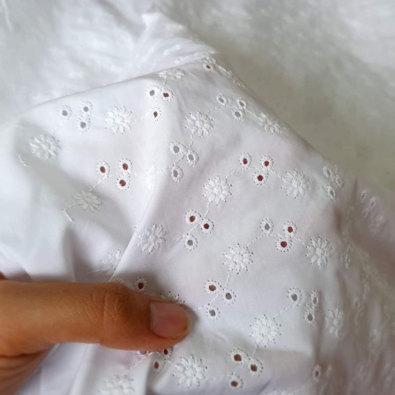 Vải thô thêu hoa trắng
